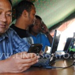 Para kuli tinta sedang sibuk membuat laporan Gempa Gayo dan sebagaian lagi beristirahat sambil menunggu laporan wartawan lainya dari Lapangan (Foto.Zan.KG) 