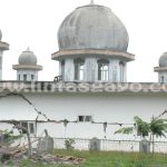 Harus dirubuhkan. Masjid almarhum Mustafa M. Tamy yang berdiri di Kampung Daling, terlihat hancur dan harus dirubuhkan. ( Foto : Bahtiar Gayo)