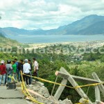 Para pengendara yang teduh sejenak melepas kelelahan dengan melihat kondisi bangunan yang rubuh dan pemandangan Kota Takengon ( Foto direkam Sabtu, 10 Juni 2013)