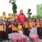 Rahmayani, Ketua Koperasi Kopi Gayo Organik dan PT.Ihtiyeri Ketia Ara, berfose bersama siswa sekolah Dasar di Lapangan Musara Alun Takengon. 