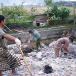 Karimansyah-pakai-sarung-memandangi-puing-puing-rukonya (Foto : Muhammad Syukri)