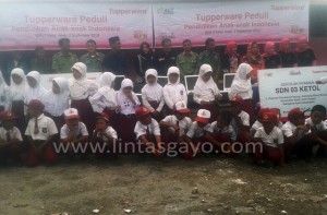 Para Siswa SDN 3 dan SDN 7 Ketol berfose bersama dengan Kepala Dinas Pendidikan Aceh Tengah serta Tupperware Peduli Senin 2 Juli 2013 (Foto : Lihin)