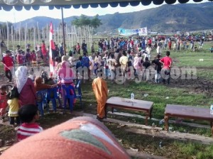 Penonton yang menyaksikan perlombaan balap sepeda di Kapung Kala Pasir.(Foto direkam Sabtu 14 September 2013)