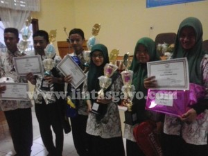 Para Siswa SMA Negeri 1 Takengen saat berfose memegang Fiagam dan Tropi ( Foto direkam Minggu, 15 September 2013