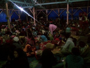 kondisi warga yang mengungsi akibat letusan Gunung Sinabung didalam sebuah tenda darurat. (DetikNews)