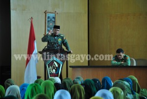 Bupati Aceh Tengah Nasaruddin menyampaikan arahanya  kepeda PNS yang Hadir di Oproom Serdakab, (Foto direkem Senin 16/9)