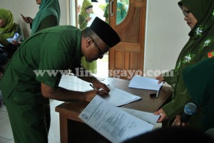 Salah Seorang PNS Jajaran Pemerintah Kabupaten Aceh Tengah sedang menerima SK Kenaikan Pangkat (Foto direkam Senin 16/9)