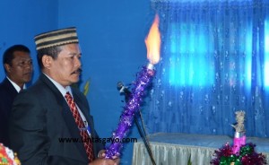 Drs Muslim Dirut LPP RI Takengon  sedang menyulutkan Obor (Fazri)