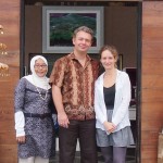 Duta Besar Negara Serbia Jovan Jovanovic melakukan lawatan ke Rumah Budaya Fadli Zon, Aie Angek Sumatera Barat. Dubes Serbia bersama istri Sanja Jovanovic dan Direktur Rumah Budaya Hj. Elvia Desita berfoto bersama di Rumah Budaya Fadli Zon, Minggu (8/9). (Foto: Ist.)