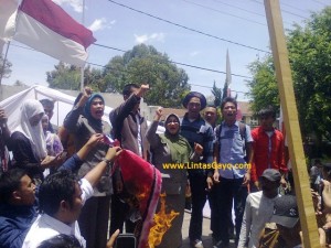 Peta dan Mahasiswa Takengon Bakar Bendera Gam didepan DPRK Aceh Tengah