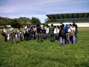 Siswa SMKN 3 Takengon dikumpulkan oleh pihak sekolah dilapangan sepak bola Musara Alun Takengon, Senin (16/9/2013) pagi. 