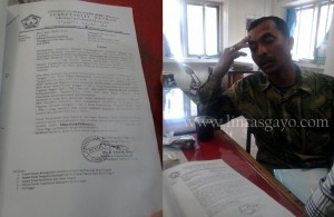 Salah Satu Kepal Sekolah yang menayankan kejelasan surat edaran yang ternyata Palsu pada BKPP Aceh Tengah, Foto direkam , Jum'at 31 Agustus 2013 (Zan.KG) 