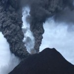 Tampak debu vulkanik dari letusan gungapi Sinabung, Kabupaten Karo, membumbung tinggi. Gunung tersebut meletus, Minggu dini hari (15/9/2013) pukul 02.51 Wib (Foto: Republika)