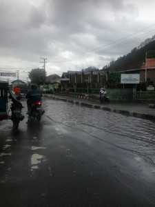 Air Menggenang ditengah jalan (foto:Zan.KG)