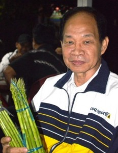 Haryanto, seorang pengusaha yang juga pengurus KADIN Sumatera Utara menunjukkan hasil tanaman Asparagus (Asparagus officinalis). (Foto: Fazri Gayo)