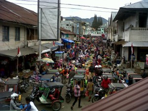 Tampak para pedagang dan Pembeli sedang sibuk mencari dan bertransaksi dipasar Tradiosional Takengon (Foto : Zan KG)