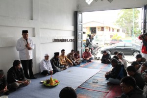 Gambar: Nasaruddin saat memberikan sambutan dihadapan para wartawan, pada acara syukuran kantor baru PWI Aceh Tengah dan Bener Meriah, Minggu (19/10/2013), di Jalan Yos Sudarso, Takengon. (tenemata)