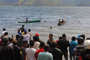 Gambar: Puluhan masyarakat menyaksikan proses pencaharian korban tenggelam di lokasi wisata Ujung Mepar, Kebayakan. (Foto: Ist)