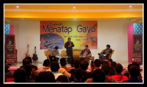 Suasana Diskusi Menatap Gayo. Direkam Kamis 7 Nopember 2013 (Foto : Jumara) 