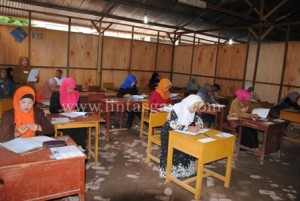 Peserta Ujian Honorer K2 di Lokasi Ujian SMP Negeri 2 Takengen Kab. Aceh Tengah direkam 3 Nipember 2013 ( Foto : Zan.KG)