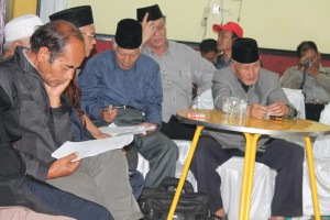 Mantan anak buah Hasan Tiro pada masa pemberontakan DI/TII, Sidang Temas (Kanan), bersama sejumlah tokoh Gayo, saat acara diskusi penolakan QWN, Bendera dan Lambang Aceh, Jum'at (20/11/2013). (Foto: Iwan Bahagia)