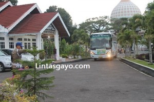 Sebuah Bus yang membawa Jamaah Haji pulang ke Takengon sedang memasuki halaman pendopio Bupati Aceh Tengah. 