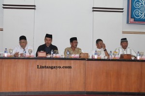 Sejumlah Pejabat Daerah duduk di depan para jjamaah haji untuk menyambut kedatangan mereka melalui sebuah acara seremonial di gedung Ummi.