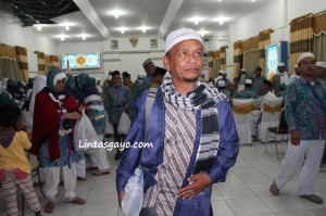 Sekda Bener Meriah, T Islah tampak terlihat bersama rombongan jamaah haji asal Takengon.