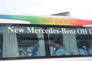 Sejumlah Jamaah haji yang berada disalam sebuah bus yang memasuki halaman pendopo Bupati Aceh Tengah