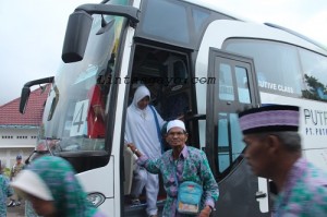 Jamaah mulai turun dari sebuah bus yang ditumpangi.