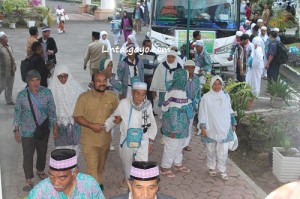 Setelah kendaran yang ditumpangi diparkirkan, para jamaah langsung menuju gedung ummi, disamping pendopo Bupati, untuk mengikuti acara penyambutan.