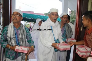 Panitia Jamaah Haji yang berada didepan pintu gedung Ummi langsung membagikan makanan kepada para Jamaah haji yang baru tiba.