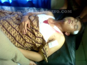 Korban penembakan oleh OTK, Reje Ferdian Musampe, saat berada dipuskesmas Pegasing untuk mendapat perawatan. (Foto: Jus Alam Riski)