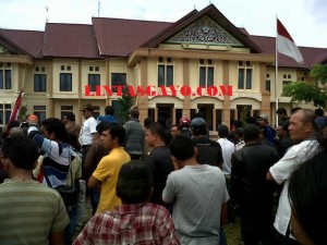 Massa PRBM berkumpul dihalaman DPRK Bener Meriah (Foto: Fazri Gayo/R-tn)