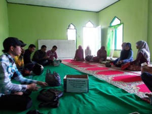 Belasan Mahasiswa Formagalus sedang malakukan penghitungan uang di mushalla STAIN Gajah Putih (Foto: Fazri)