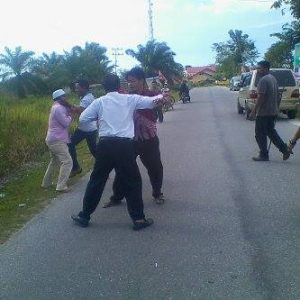 (Foto Aksi kejar-kejaran, foto ini juga sudah tersebar di sosial media dan Blackberry, tanpak adnan beransyah sedang dicekik)