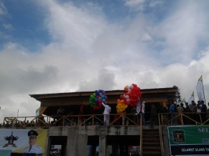 Pelepasan Balon ke udara  oleh Bupati dan Wakil Bupati di lapangan pacuan kuda Sengeda Kabupaten Bener Meriah (Fot:LG)