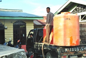 pesan air: terlihat Jufrianto, menyediakan air untuk kebutuhan warga Blang Kolak Dua (IqoniRS)