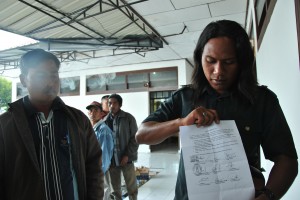 Sirajudin Gading di dampingi Nurdin Supi, menunjukkan surat bersama Rabu (22/01/2013)(Foto:Zan.KG)