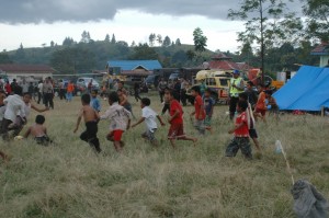 Menghilangkan trauma. Anak koban gempa saat awal musibah bermain bola menghilangkan trauma, kapan bantuan CFW mereka terima? (Iqoni RS)