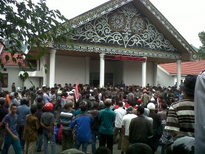 suasana demo korban gempa