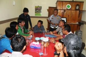 Gambar: Pertemuan Ketua HMI bersama Wakapolres Aceh Tengah diruang Kerja Wakpolres setempat, terkait pemukulan yang dilakukan oknum satlantas terhadap ketua HMI cabang Takengon, Fajriansyah Lingga. (Foto:  X20)