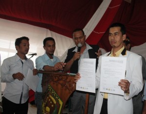 Caleg DPRA dari Partai Keadilan Sejahtera (PKS) menunjukkan 'pakta integritas' yang ditandatanganinya saat acara Dialog Terbuka, Sabtu (18/1/2013) 