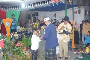 Undangan maulid akbar, tgk.M.Ali Yunus ikut menyerahkan piala (Dok LG)