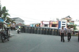 tahan hujan dan panas diantara pendemo, bahkan ada kalanya kena batu melayang (LG/Iqoni RS)