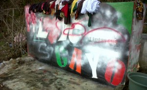 Graffiti yang bertuliskan I LOVE GAYO di Jalan Takengon- Biren Dedecer Kecamatan Kebayakan dicoret orang yang tidak senang dan tidak bertanggung jawab, Foto direkam Kamis, 13 Februari 2014