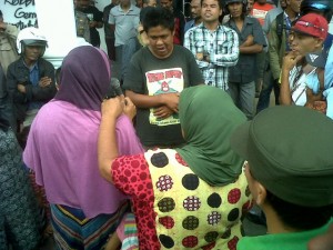 Frengki menjadi hiburan bagi pendemo (Zan.KG)