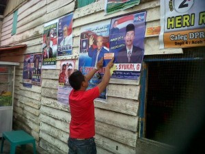 Petugas memasang stiker pada alat peraga yang melanggar di Seputaran Jalan Sengeda Takengon, Foto direkam selasa, 18 Februari 2014 