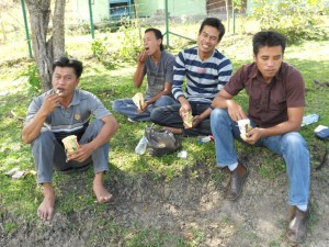 usai berburu sapi di semak Ketapang, istirahat dengan mie instan. (Dok Unit Tipikor Polres Aceh Tengah)