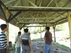 tim ketika mengecek lokasi kandang ternak/tempat istirahat ternak (Dok Unit Tipikor)